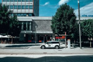 Voiture électrique moderne en ville avec borne de recharge et mobilité durable