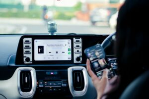 Passagers utilisant des plateformes digitales et contenus audio dans une voiture connectée