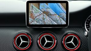 Intérieur de voiture moderne avec écran central technologie embarquée et navigation connectée