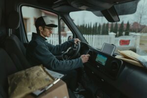 Habitacle de voiture moderne avec navigation connectée et services digitaux pendant un trajet